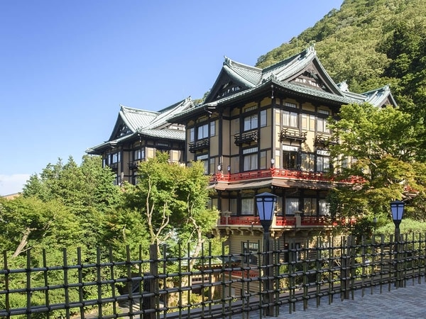 花御殿外観-銅板葺きの屋根の緑と鮮やかな赤い高欄が格式高い存在感を放ち、訪れる人々を魅了し続けています