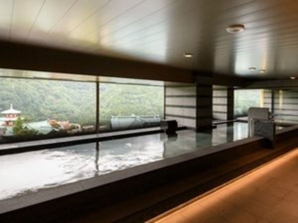 名湯・宮ノ下の天然温泉が注ぐ大浴場。浴槽から浴槽からは箱根外輪山の雄大な景色が望めます