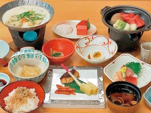 【季節の和食膳】季節ごとに変わる夕食はリピーターにも大人気!旬の味覚をお楽しみください♪