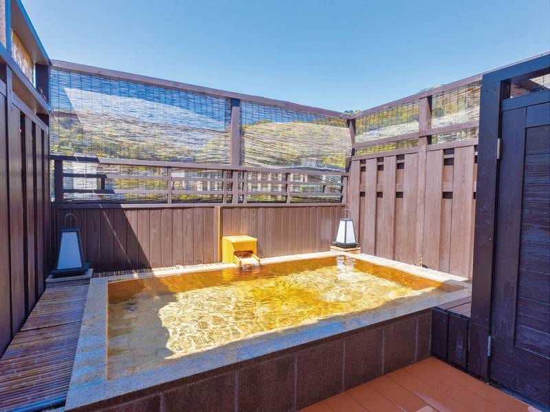 【露天風呂】山々の景色とともに、屋根のない開放感たっぷりのお風呂を楽しめる