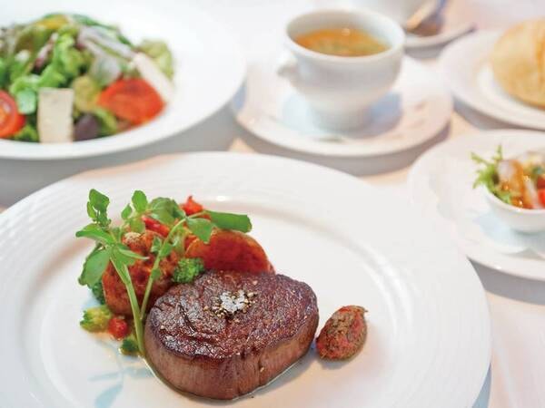 【夕食/例】メインは肉厚の牛フィレステーキ150ｇをご提供♪