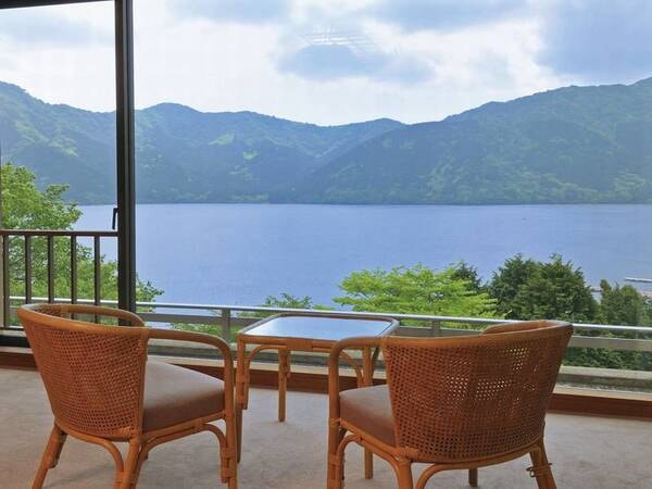 【客室眺望/例】芦ノ湖畔にたたずむ当館ならではの景色