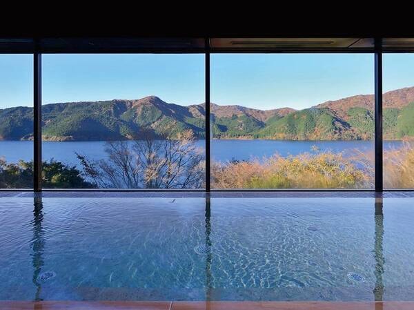 本館内湯（女性）大きな窓からは芦ノ湖を眺められ湯触り滑らかな温泉を楽しめる