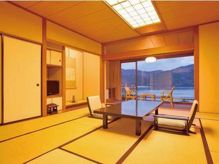 【客室/例】 富士山と芦ノ湖を望む大きな窓が特徴的な合計21.5畳の広々和室