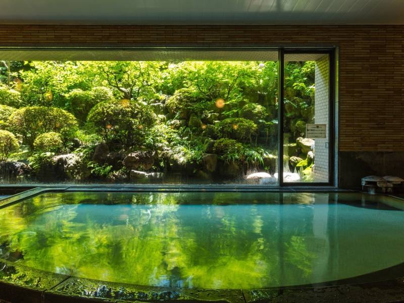 *【大浴場】日本庭園を眺めながらご入浴が可能です