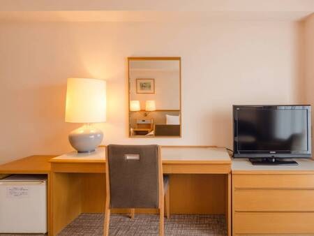 *【洋室ツインルーム】簡単な作業も可能なデスク付き