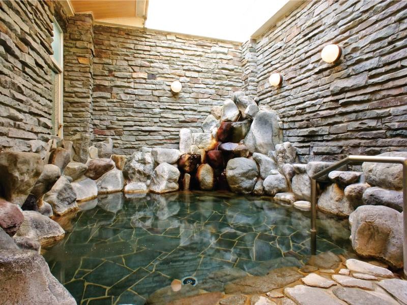 【岩風呂】岩造りの趣ある、一番人気のお風呂