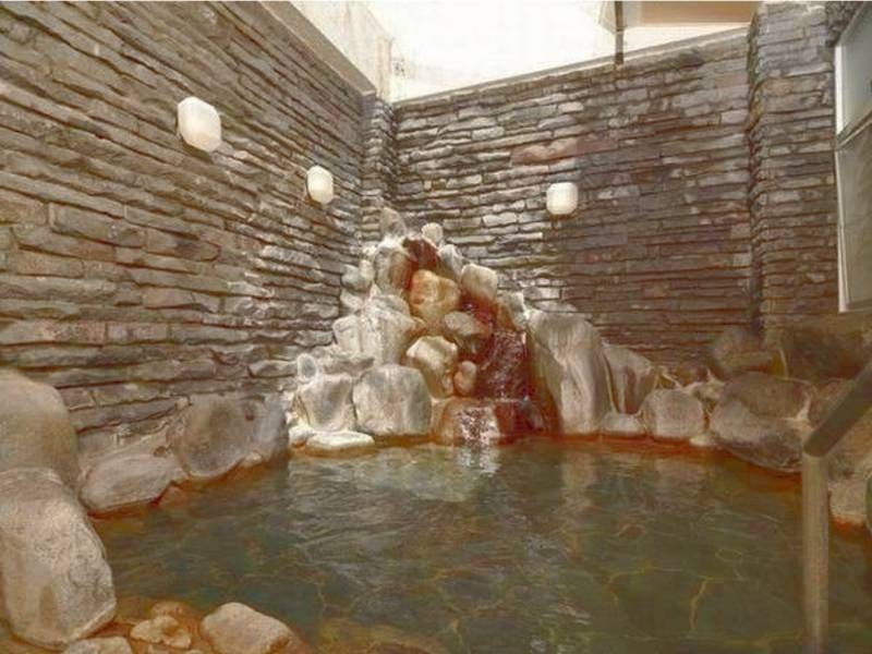 【岩風呂】当館人気の岩風呂です。温泉にゆったり癒されます。