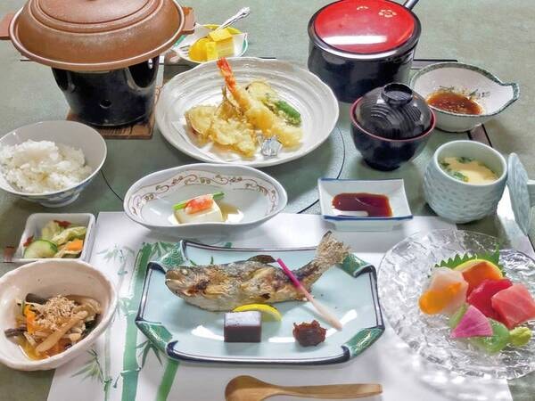【鮮魚の山川会席/写真一例】養魚場直営の宿だからこそ味わえる人気会席♪4月~9月は足柄牛陶板焼き、10月~3月は選べる1人鍋付き(鴨鍋、きのこ鍋、寄せ鍋から選択)