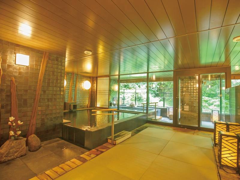 【大浴場「和月(やわらづき)」】和の雰囲気を取り入れた内湯は、畳敷きで足元もあたたか