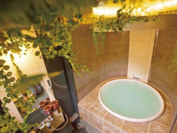 【貸切風呂「花天(かてん)」】浴槽と天井の照明が満月を想わせる※沸かし湯