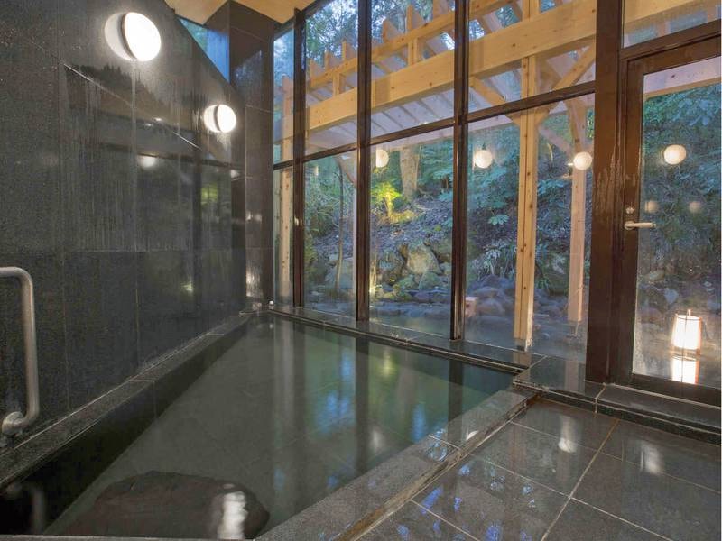 【大浴場】窓越しに新緑を楽しめる落ち着いた造りの内湯