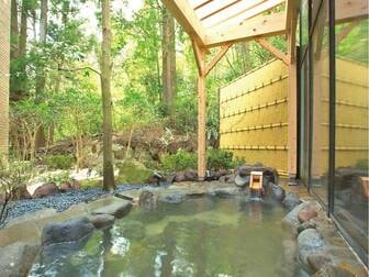 箱根小涌園 美山楓林/【露天風呂】箱根小涌園初のかけ流し温泉の露天風呂で癒しのひとときを