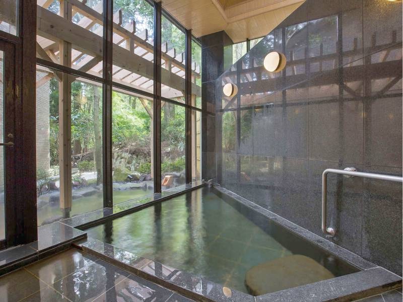 【大浴場】窓越しに新緑を楽しめる落ち着いた造りの内湯