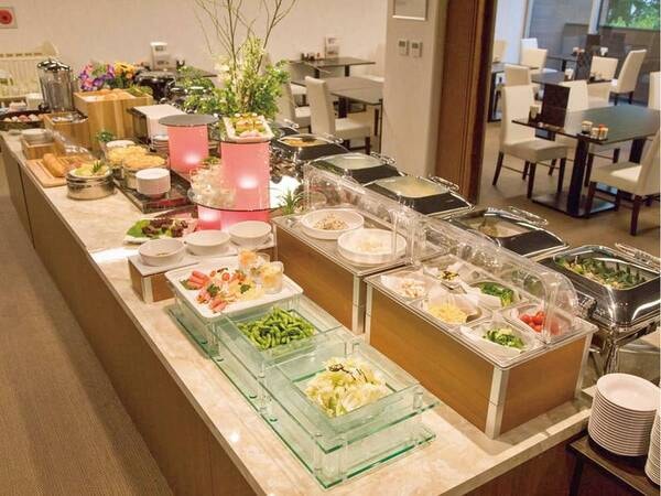 【夕食例】メイン料理を選択するタイプの和洋ブッフェスタイル!