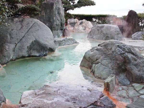 【男湯「五色岩の湯」/露天風呂】大きい岩が配された露天風呂