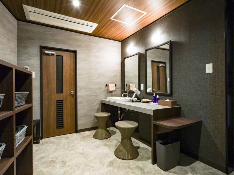 岳 / 灯　脱衣所