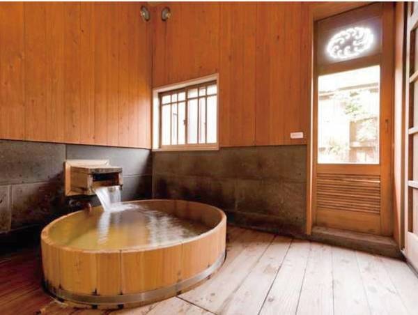 【客室風呂】「紅葉」には大き目の造りのヒノキ桶風呂と露天風呂とが備わっております