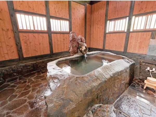 【客室風呂】「野兎」のお部屋に備わるお風呂は、一枚岩をくり抜いて造った世界で一つだけの湯船です