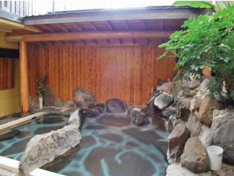 【岩ん湯】広めの岩風呂に五右衛門風呂、檜風呂の3つのお風呂が楽しめる