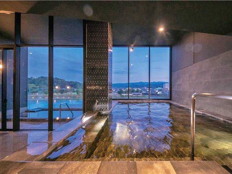 【展望大浴場】新館最上階にあり、球磨川から人吉城址までを一望できる