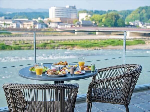 朝食は球磨川を間近で感じられるテラス席でのお食事もおすすめ/例
