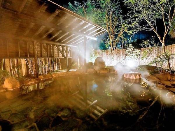 【露天風呂】晴れた日には満天の星空を眺めながら、ゆったり湯あみ