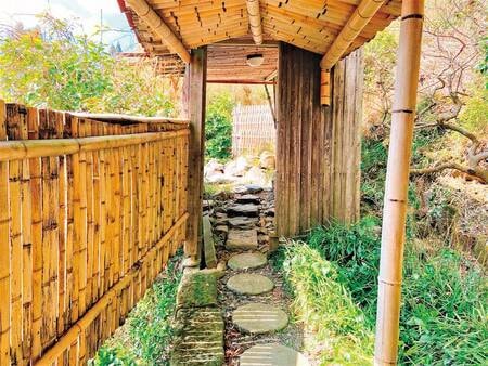 離れのお部屋から専用露天風呂へと続くアプローチ。