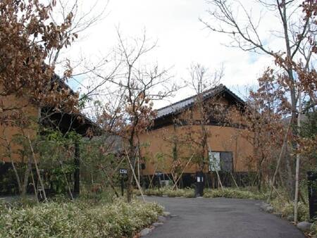 古民家風の檜の半露天風呂付離れ（外観）／例