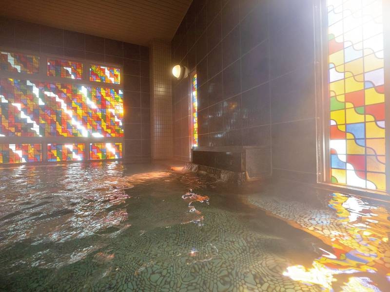 【大浴場】ステンドグラスの光が美しい
