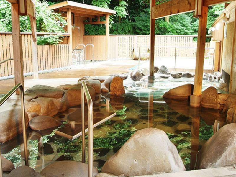 【大浴場】自然の中で温泉をお楽しみ頂けます