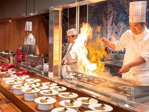 調理から出来立てまで「見て」も楽しめるライブキッチン♪/例