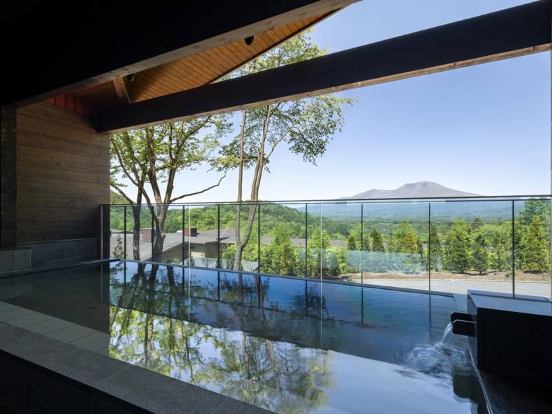 【露天風呂】温泉につかって、静かな時間の中で心を落ち着ける。