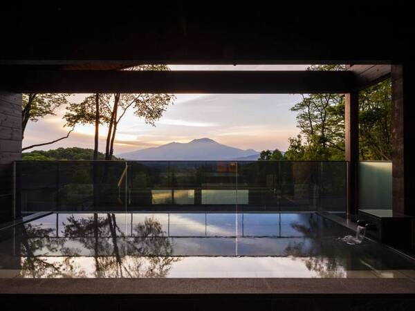 【露天風呂】温泉につかって、静かな時間の中で心を落ち着ける。