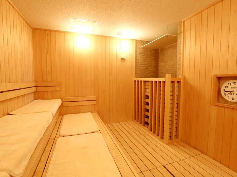 【ドライサウナ（男性風呂内）】ドライサウナと水風呂があるのが特徴。日々の疲れを癒やしていただけます。