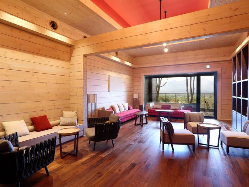 【共有スペース】広々とした空間で待ち合わせなどにもご利用いただけます。