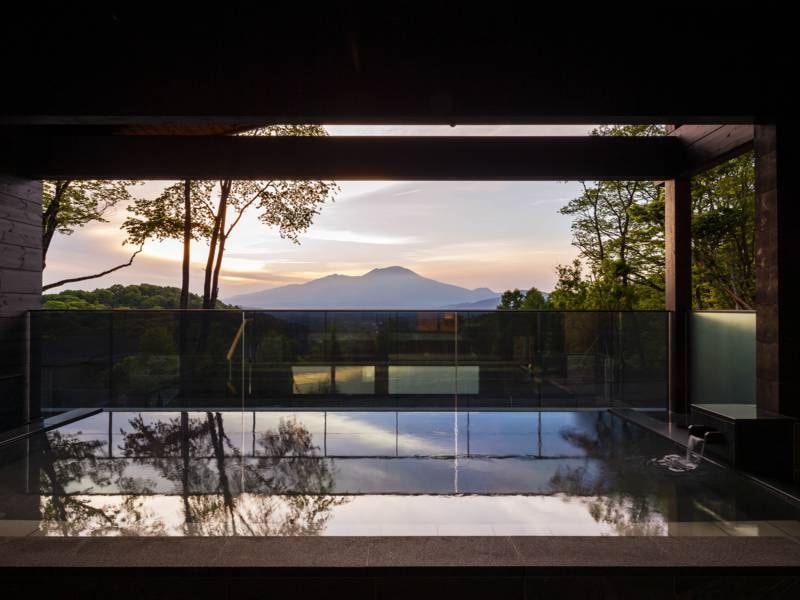 【露天風呂】温泉につかって、静かな時間の中で心を落ち着ける。