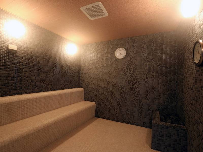 【ミストサウナ】肌に優しいミストサウナ、広々としたパウダールームと脱衣所が特徴。
温泉ご利用後もゆったりとした時間をお過ごしいただけます。