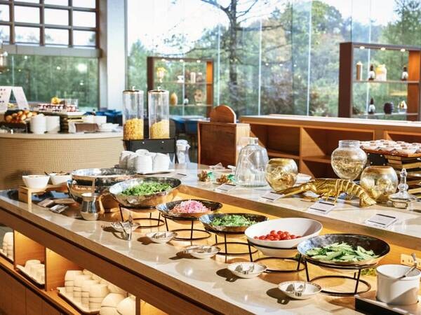【朝食ブッフェ】洋食、和食など種類豊富なメニューをブッフェ形式でご用意しております。