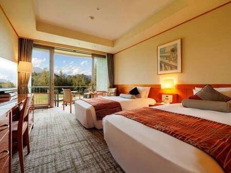 【【禁煙】ツインルーム（1階）】 雄大な浅間山を望む軽井沢の四季折々の景色をお楽しみいただけるツインルーム。