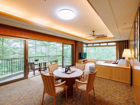 【【禁煙】スイートルーム】リビングルームとベッドルームを備えた85㎡の広々としたスイートルーム。