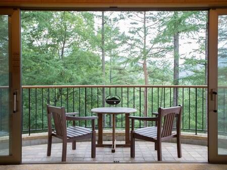 【【禁煙】スイートルーム】大きな2面の窓からは軽井沢の自然を身近に感じられます。