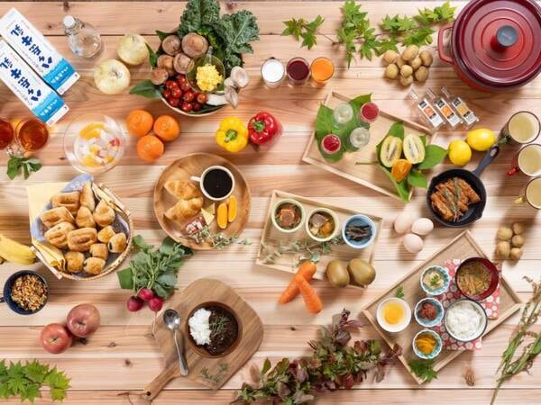 【朝食レストラン「KOHANNO DINING」】信州らしさを味わう、湖畔のモーニングビュッフェ