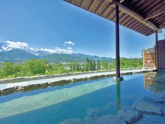 白馬ハイランドホテル／【わらび平の湯大浴場】露天風呂の前の池は何の池？はい、アルプスが映るための天然のスクリーンです。が正解