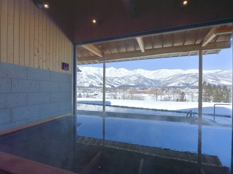 【わらび平の湯】青い空をその水面に写すお風呂で足を延ばしてみませんか