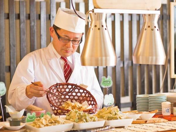 【夕食バイキング/例】目の前で揚げる天ぷら、季節の素材の味をたっぷりとお召し上がりください。ポン酢や抹茶塩などで。