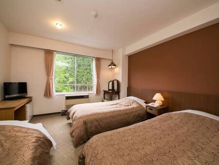 【洋室ツイン/例】ツイン客室に3名様一室でご利用になる際は、ソファーベッド（写真左のベッド）が入ります（普段はソファ）