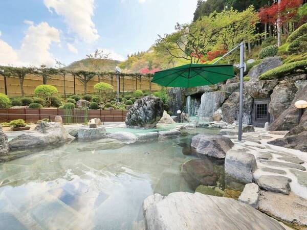 【大庭園露天風呂】2021年夏にリニューアルした露天風呂(男湯)。右奥には源泉の湯口と洞窟風呂が