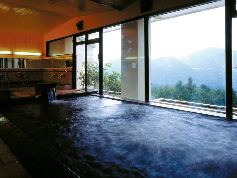 【大浴場】檜風呂や雄大な山々の眺望