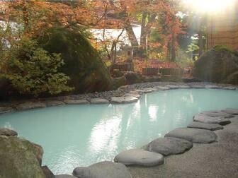 野沢温泉ホテル／【露天風呂/瑠璃の湯】季節や時間により湯の色が変化する神秘的な温泉